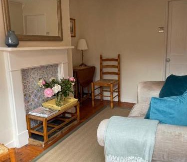 Farnham Apartment | Historic 1BD Cottage in Heart of Farnham