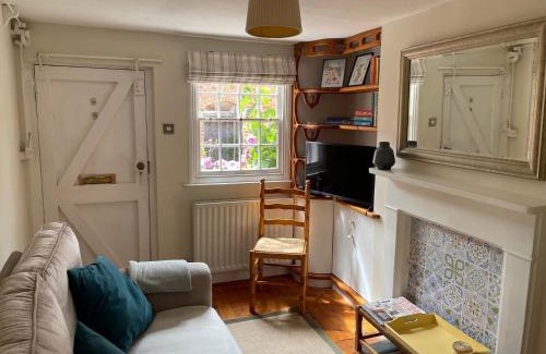 Farnham Apartment | Historic 1BD Cottage in Heart of Farnham