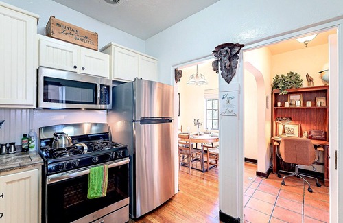 Sam Hughes House | Historic 3BD/2BA Bungalow Steps From the UA w/Yard - Low Summer Rates! 🏡