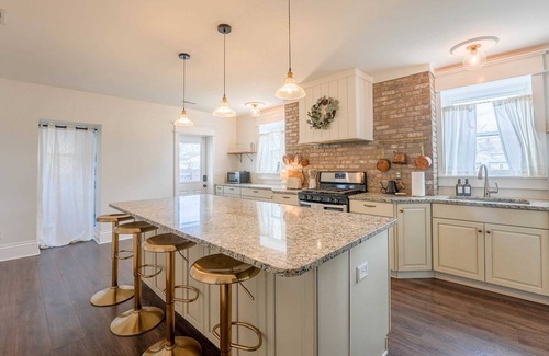 St. Charles Historic District House | Historic 4‑BR Farmhouse Steps to Main Street