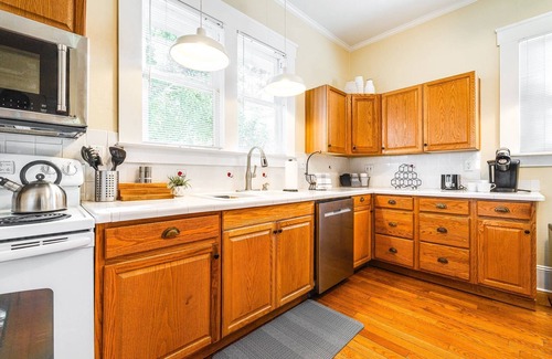 Lakeland House | Historic 5BR |4 King Beds | Walk to Florida Southern U | Private Deck | Near Lake Hollingsworth!