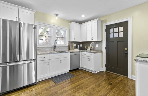 Kansas City House | Historic 6-Bed Duplex | 4 Full Baths | NEW Streetcar Line | Walk to Plaza & UMKC