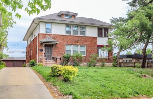 Kansas City House | Historic 6-Bed Duplex | 4 Full Baths | NEW Streetcar Line | Walk to Plaza & UMKC