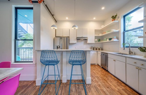 West End House | Historic B&B in Austin: Walkable to SXSW! 7 Private Suites, Sleep 25!