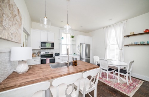 Lynchburg House | Historic Beauty in ❤️ of Downtown. Fam & Pet Friendly. 5 miles to Liberty.