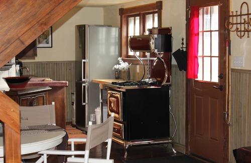 Historic District Cabin | Historic Cabin! Downtown! 2 Blocks to Main St. Walk to everything!