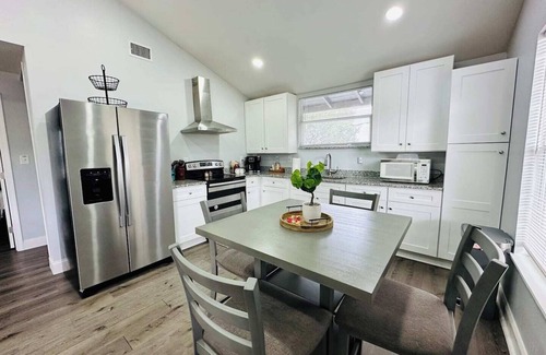 Dixieland Apartment | Historic Carriage House Apt - Swan City Getaways