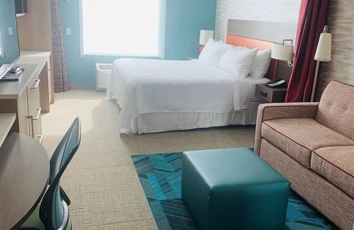 Wilmington Hotel | Historic Charm Meets Modern Comforts! Onsite Parking, Pool, FREE Breakfast!