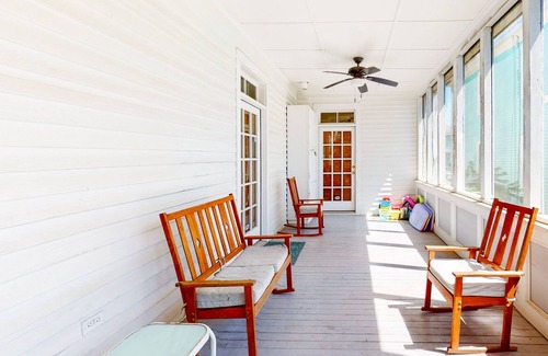 San Jacinto House | Historic Charm Paired w/ Modern Updates - East End Gem Near Beach & Pier