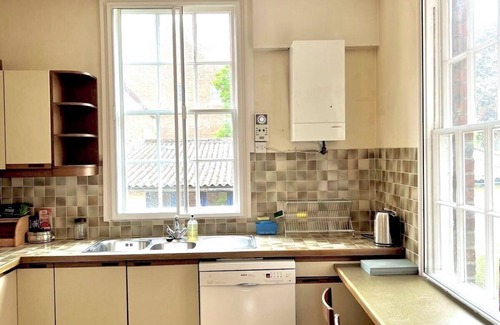 Oxford House | Historic city centre, large rooms, sleeps 10, free parking. Fast wifi.