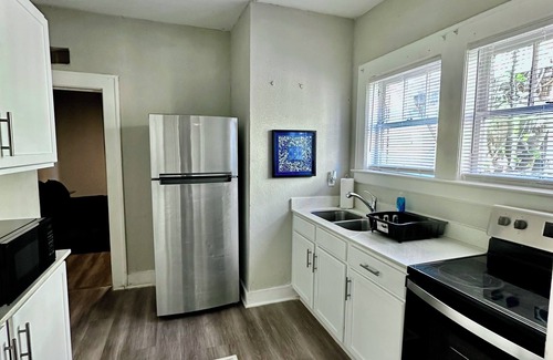 Urban Core Apartment | Historic & Cozy 2BR w/TVs, Kitchen & Laundry