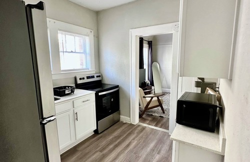 Urban Core Apartment | Historic & Cozy 2BR w/TVs, Kitchen & Laundry