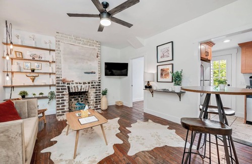 Eastside House | Historic District ★ Charming Duplex Cottage ★ 2APTS/5BDRS ★ Private Courtyard