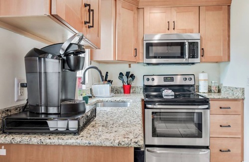 Eastside House | Historic District ★ Charming Duplex Cottage ★ 2APTS/5BDRS ★ Private Courtyard