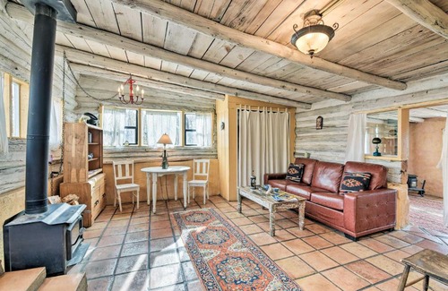 San Cristobal Apartment | Historic + Dog-Friendly Eco Cabin Near Taos!