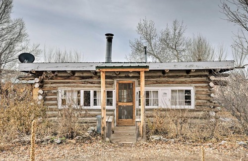 San Cristobal Apartment | Historic + Dog-Friendly Eco Cabin Near Taos!