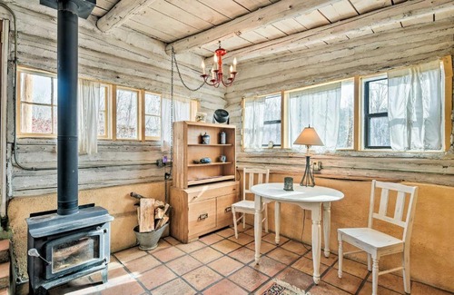 San Cristobal Apartment | Historic + Dog-Friendly Eco Cabin Near Taos!