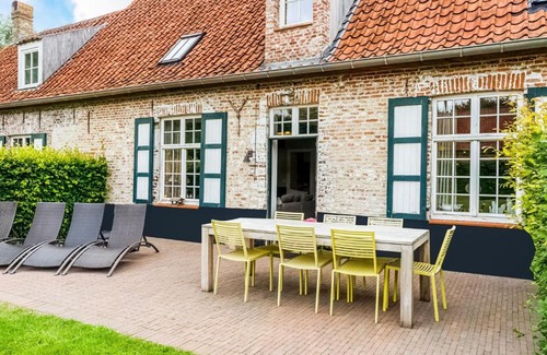 Damme House | Historic Farmhouse in the middle of polder landscape Damme
