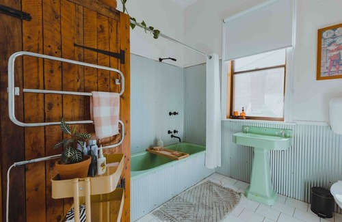 Beechworth Apartment | Historic Gammons Stunning Balcony Views Central