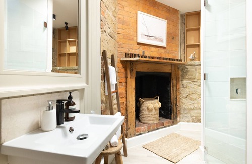 Battery Point Villa | Historic Hobart townhouse with river and park views