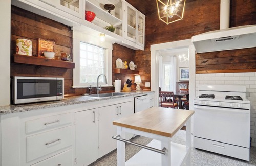 Fairmount House | Historic Home near - TCU/Dickies/Zoo/Museums!