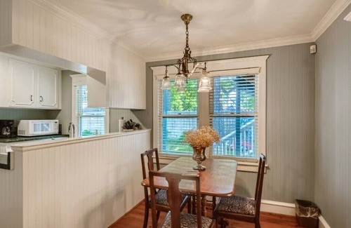 Old East Dallas House | Historic Junius:4 rooms + 2 Casitas