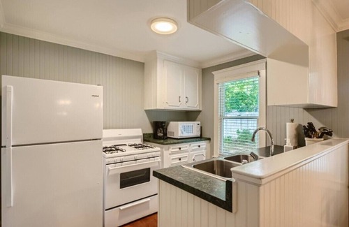 Old East Dallas House | Historic Junius:4 rooms + 2 Casitas