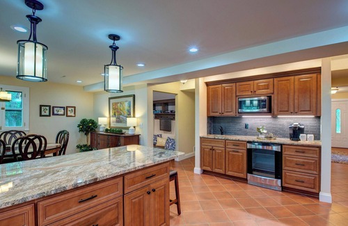 Moravia House | Historic Samuel Hopkins Adams 6bd/4 bath- Level lakefront Home sleeps 14!