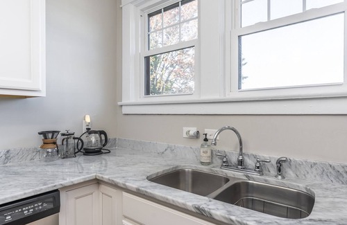 Hollywood - Mt. Vernon House | Historic, spacious home in Chevy Chase, perfect for big families! By downtown&UK
