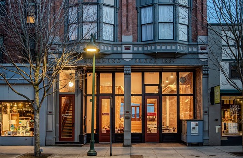 Adelma Beach Apartment | Historic Town View Room with bay window overlooking Water Street