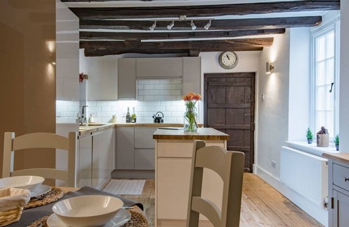 Canterbury House | Historic Townhouse with Cathedral Views and Stained glass windows