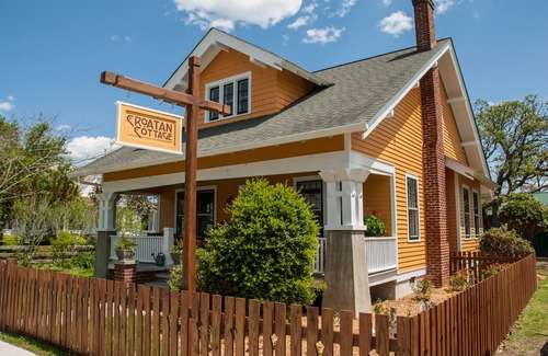 Historic Downtown Manteo House | History Loves Company-1920's Arts and Crafts Sears Kit Home-family/dog Friendly