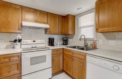 Fernandina Beach Condo | Hit the Courts, Hit the Beach: Playcation Awaits