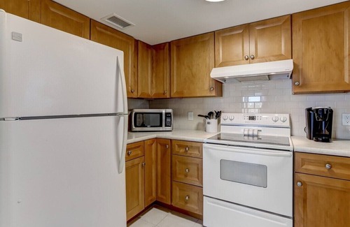Fernandina Beach Condo | Hit the Courts, Hit the Beach: Playcation Awaits