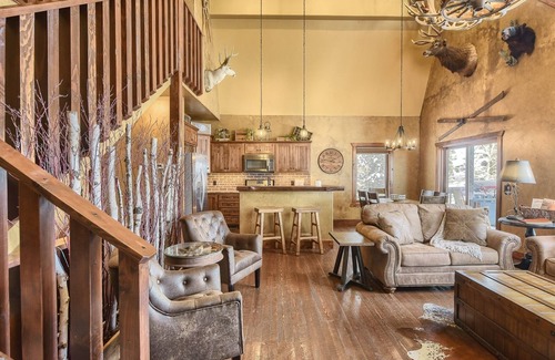 Deadwood Cabin | Hitchin Post - Access to Pool!