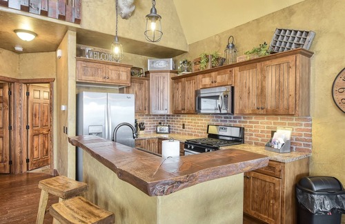 Deadwood Cabin | Hitchin Post - Access to Pool!