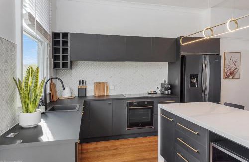Sandy Bay House | Hobarts Finest, Central location, LUX 3bdm