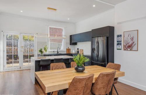 Sandy Bay House | Hobarts Finest, Central location, LUX 3bdm