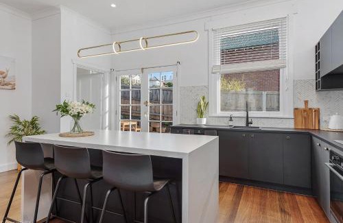 Sandy Bay House | Hobarts Finest, Central location, LUX 3bdm