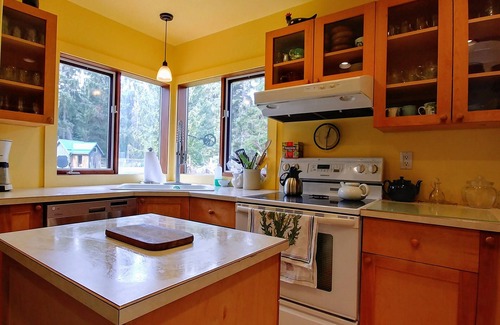 Regional District of Nanaimo Cottage | Hobos Pond Cottage. A pet friendly place on the gorgeous Englishman River.
