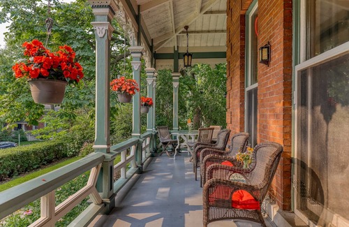 Kingston Hotel | Hochelaga Inn