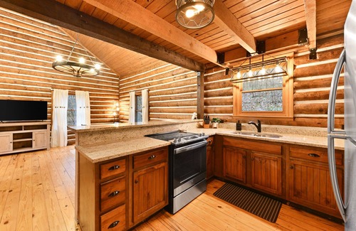 Logan Cabin | Hocking Hills Secluded Cabin Hot Tub Fireplace