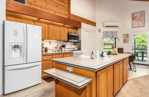Oakhurst House | Hodges Hill Hideout w/pool, spa, BBQ - Dog Friendly!