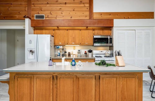 Oakhurst House | Hodges Hill Hideout w/pool, spa, BBQ - Dog Friendly!