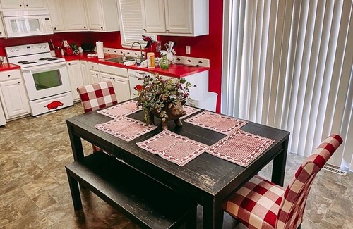 Fayetteville House | Hog House! Sleeps 11!