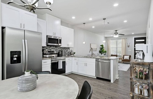 Point Venture Apartment | `Hogan Hideaway` Lake, Pool, Golf course, Gym!