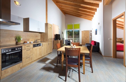 Bischofswiesen Apartment | Hoher Göll, 1-2 Pers., 72 m², Schlafzimmer, Wohnzimmer, Kochnische, Badewanne, Dusche und WC, Balkon