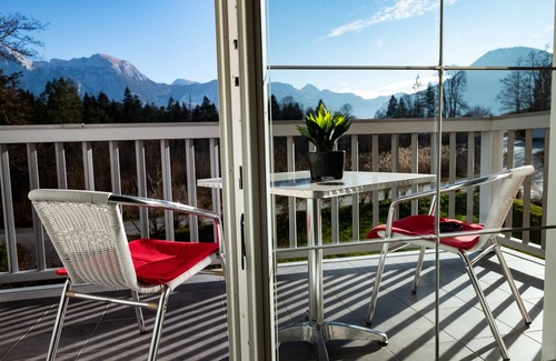 Bischofswiesen Apartment | Hoher Göll, 1-2 Pers., 72 m², Schlafzimmer, Wohnzimmer, Kochnische, Badewanne, Dusche und WC, Balkon
