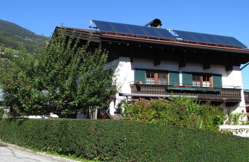 Schonbach Apartment | Holiday accommodation with balcony
