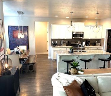 Northwest Boise City House | Hole in One Place with Hot Tub and Ping Pong